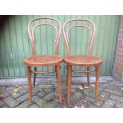 2 Antieke houten (Thonet) stoelen met zittingen van webbing