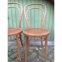 2 Antieke houten (Thonet) stoelen met zittingen van webbing