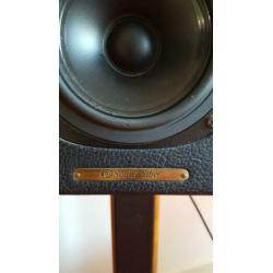 set Sonus Faber concertino speakers op stands walnut.