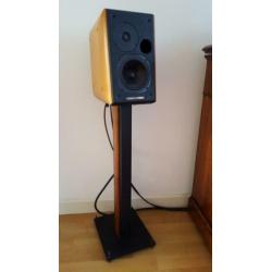 set Sonus Faber concertino speakers op stands walnut.