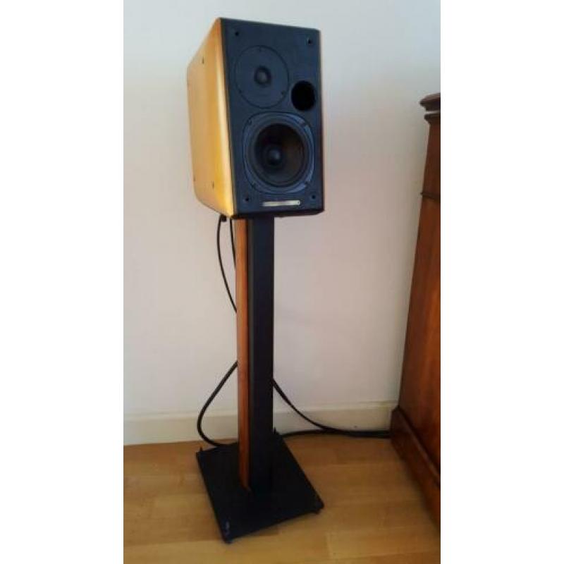 set Sonus Faber concertino speakers op stands walnut.