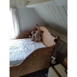 Prachtig antiek oud grenen kinderbed