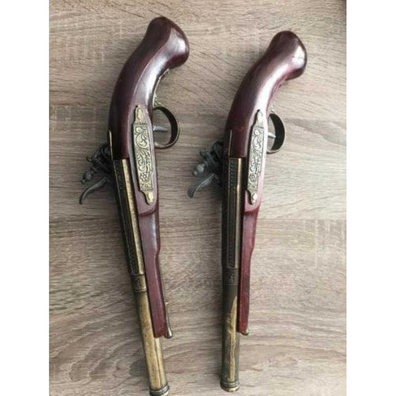 2 Spaanse antieke pistolen