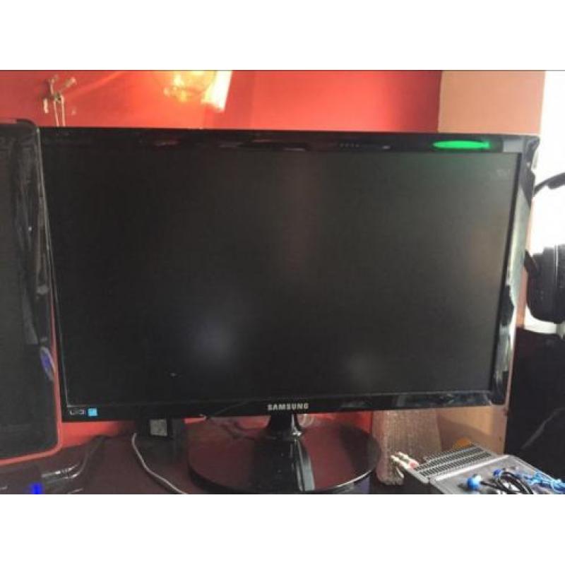 3x 24" Samsung LED schermen