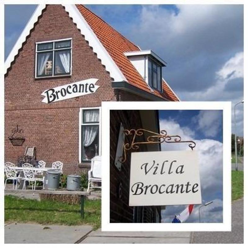 Brocante oude kerstbal, dennenappel rood sneeuw 04